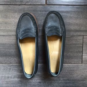 G.H Bass & Co // Navy Weejuns Penny Loafers
